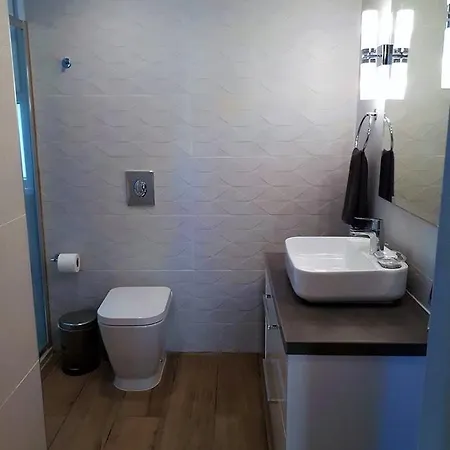 2b Delux Beachfront Pool Apt - Londa Beach *