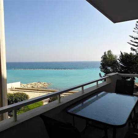 Apartment 2b Delux Beachfront Pool Apt - Londa Beach