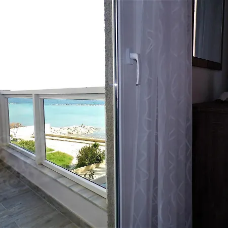 2b Delux Beachfront Pool Apt - Londa Beach *