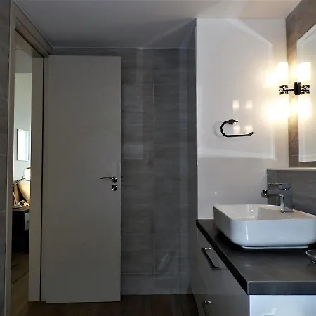 2b Delux Beachfront Pool Apt - Londa Beach