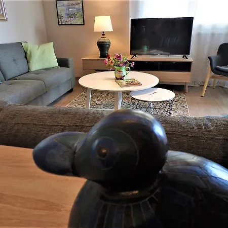 2b Delux Beachfront Pool Apt - Londa Beach Apartment