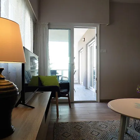 2b Delux Beachfront Pool Apt - Londa Beach